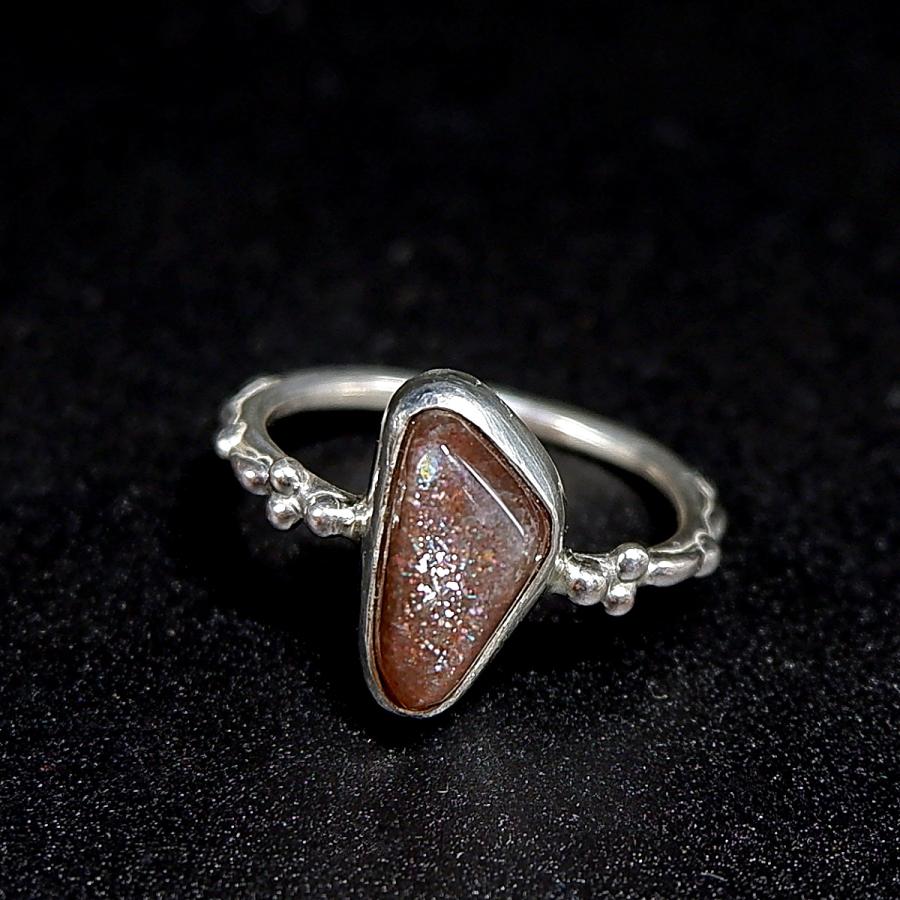 タンザニア産パープルヘイズサンストーンの粒飾りリング　約11号　〜静かに宿る煌めき〜　天然石アクセサリー　指輪　一点物　macari |  | 02