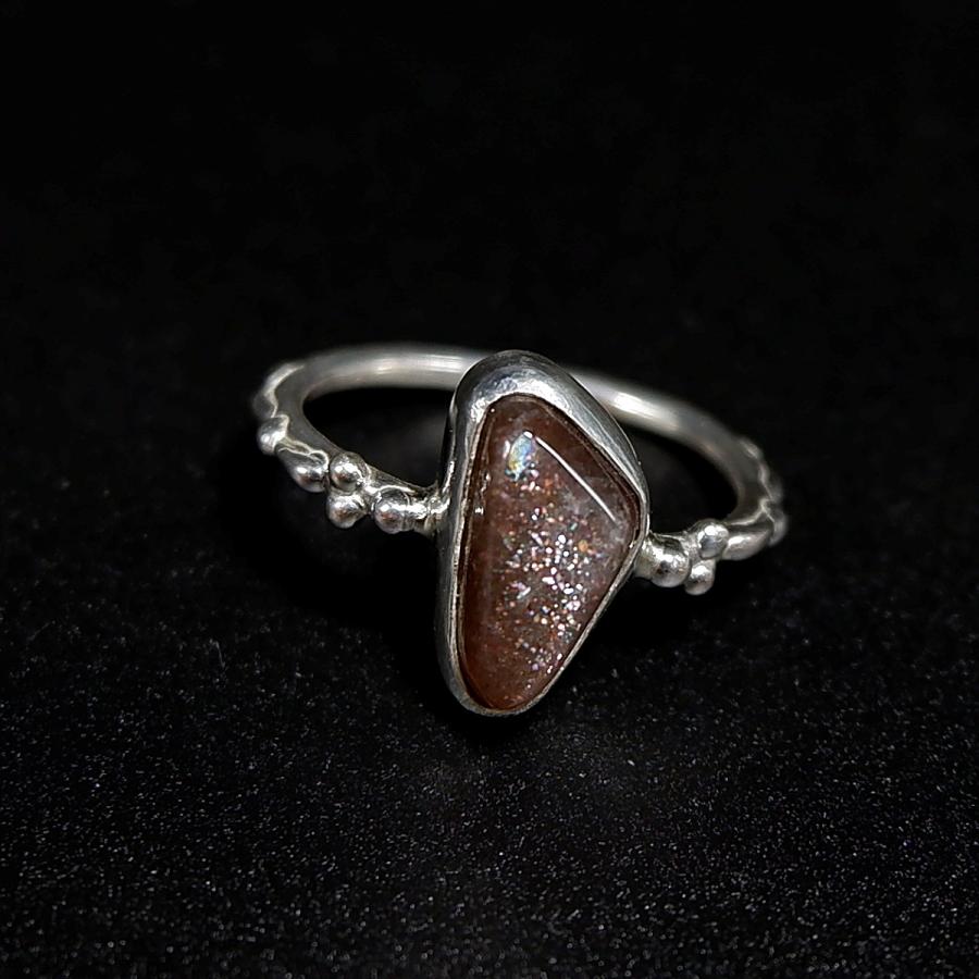 タンザニア産パープルヘイズサンストーンの粒飾りリング　約11号　〜静かに宿る煌めき〜　天然石アクセサリー　指輪　一点物　macari |  | 03