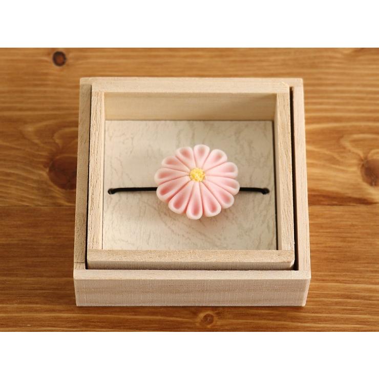 街着屋 和菓子 帯留め ねりきり菊 ２柄２サイズ フェイクスイーツ 中村彩乃作 練り切り 花 薄紫 ピンク 桃色 白 ハンドメイド 作家 アクセサリー Obdm0163 街着屋 きもの遊び 通販 Yahoo ショッピング