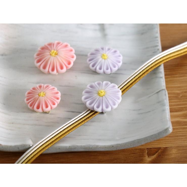 街着屋 和菓子 帯留め ねりきり菊 ２柄２サイズ フェイクスイーツ 中村彩乃作 練り切り 花 薄紫 ピンク 桃色 白 ハンドメイド 作家 アクセサリー Obdm0163 街着屋 きもの遊び 通販 Yahoo ショッピング