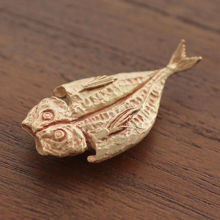 独特の世界観が魅力】 帯留め(単品) - アジ帯留め 魚 鯵 アジの開き