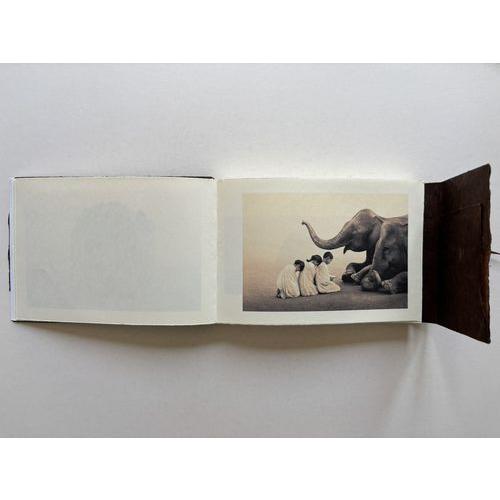 Ashes and Snow グレゴリー・コルベール写真集」[B260088] : 町の入口 