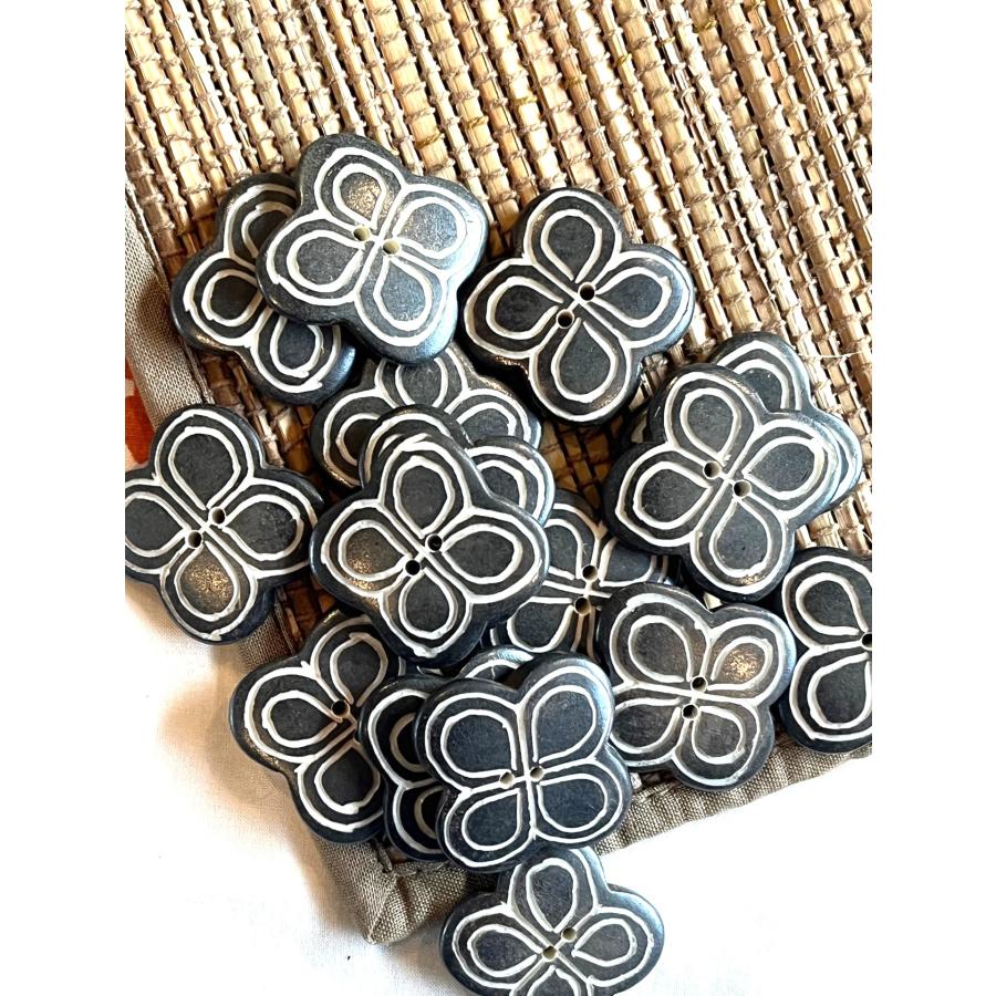 ボーンボタン　30mm　1個売り　フラワーIII　ブラック |  | 01