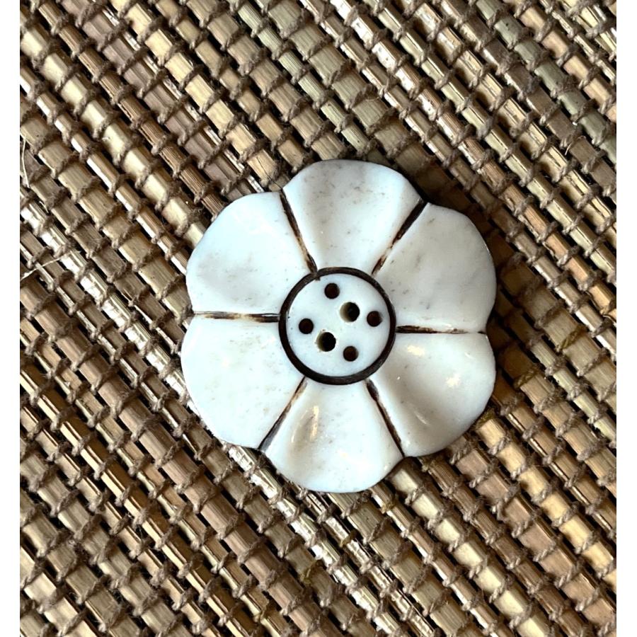 ボーンボタン　35mm　ひらひら　フラワー　１個売り　アイボリー | 
