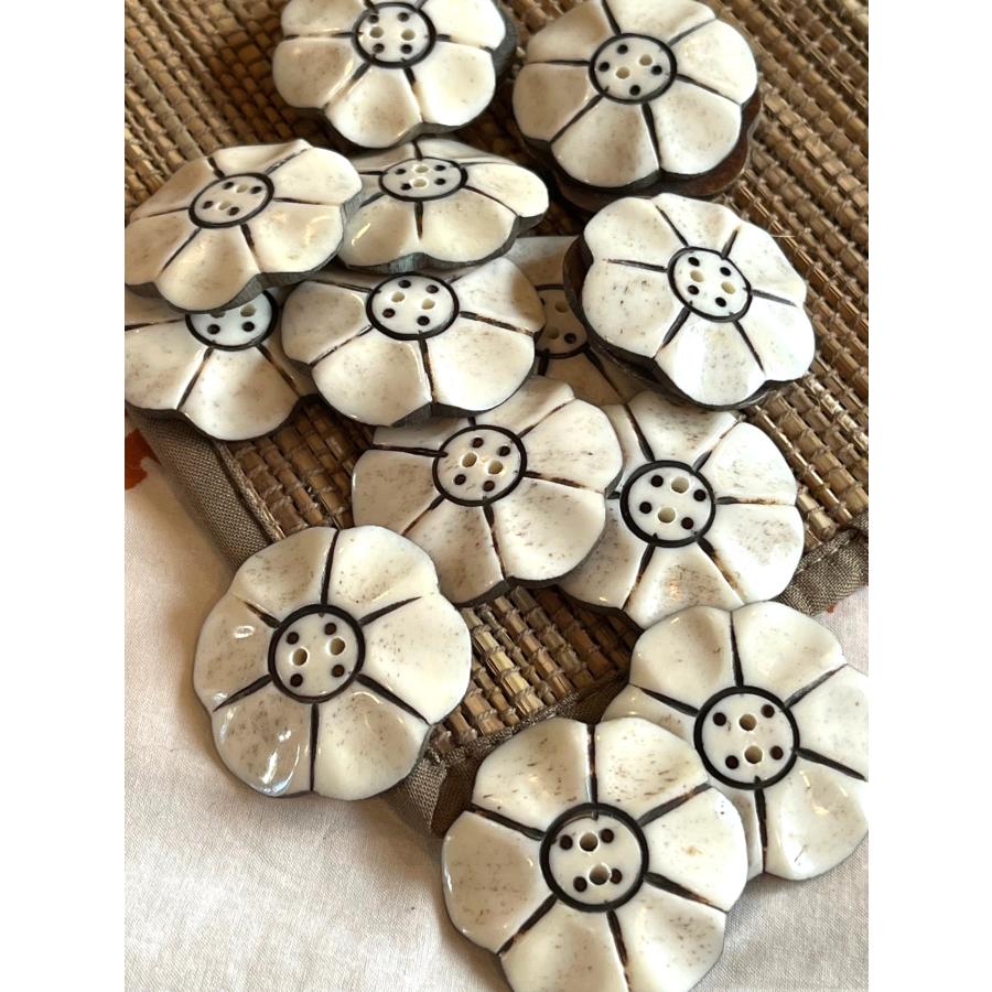 ボーンボタン　35mm　ひらひら　フラワー　１個売り　アイボリー |  | 01