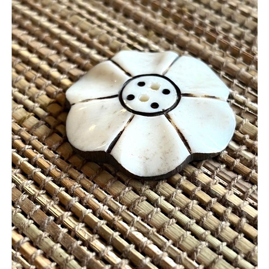 ボーンボタン　35mm　ひらひら　フラワー　１個売り　アイボリー |  | 02