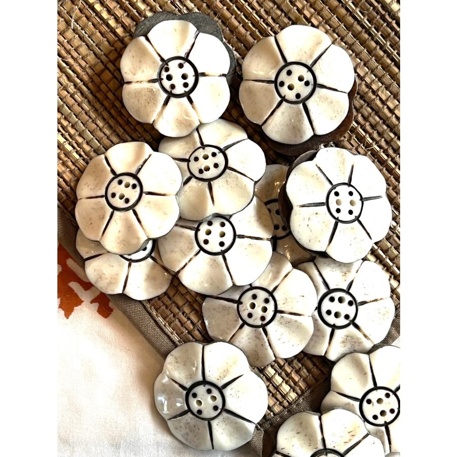 ボーンボタン　35mm　ひらひら　フラワー　１個売り　アイボリー |  | 03