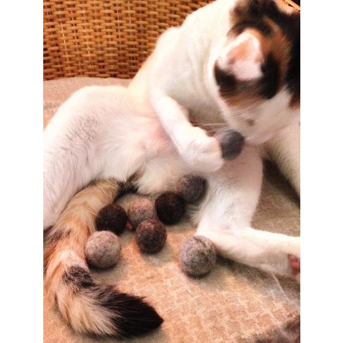 ナチュラル　ねこ　フェルトボール  おもちゃ　2個セット |  | 02