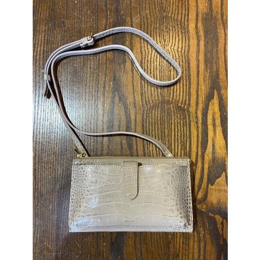 VIOLA d'ORO/ヴィオラドーロ　ADRIA/アドリア　V-1404 クロコ型押しレザー横型スマートフォンポシェット　Greige(グレージュ) | VIOLAd'ORO