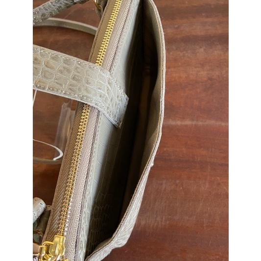 VIOLA d'ORO/ヴィオラドーロ　ADRIA/アドリア　V-1404 クロコ型押しレザー横型スマートフォンポシェット　Greige(グレージュ) | VIOLAd'ORO | 06