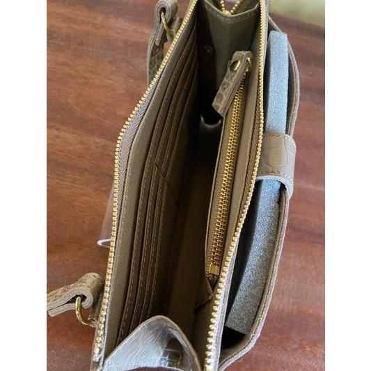 VIOLA d'ORO/ヴィオラドーロ　ADRIA/アドリア　V-1404 クロコ型押しレザー横型スマートフォンポシェット　Greige(グレージュ) | VIOLAd'ORO | 07