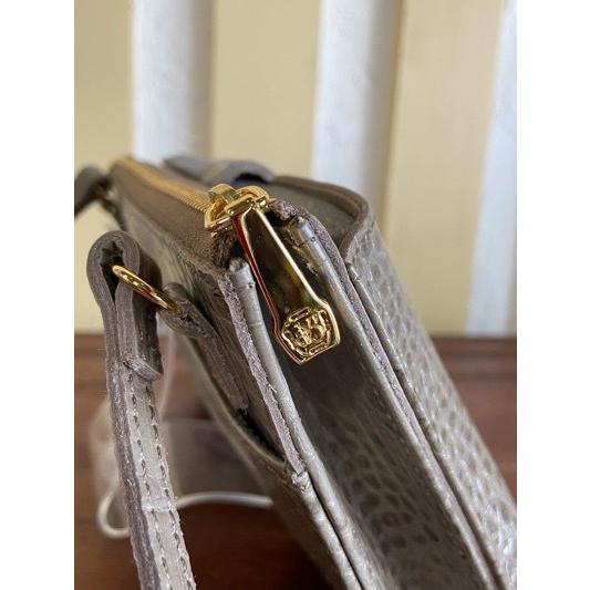 VIOLA d'ORO/ヴィオラドーロ　ADRIA/アドリア　V-1404 クロコ型押しレザー横型スマートフォンポシェット　Greige(グレージュ) | VIOLAd'ORO | 09