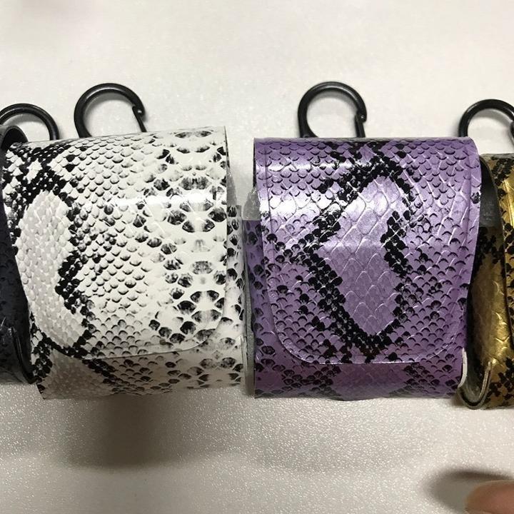アップル AirPods、イヤホンケース PU ヘビ革風 エアーポッズ 収納カバー用 セットしたまま充電可能 カラビナ ローズ | 