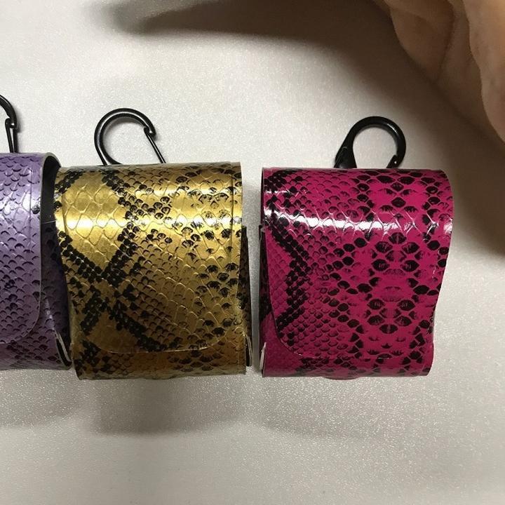 アップル AirPods、イヤホンケース PU ヘビ革風 エアーポッズ 収納カバー用 セットしたまま充電可能 カラビナ ローズ |  | 02