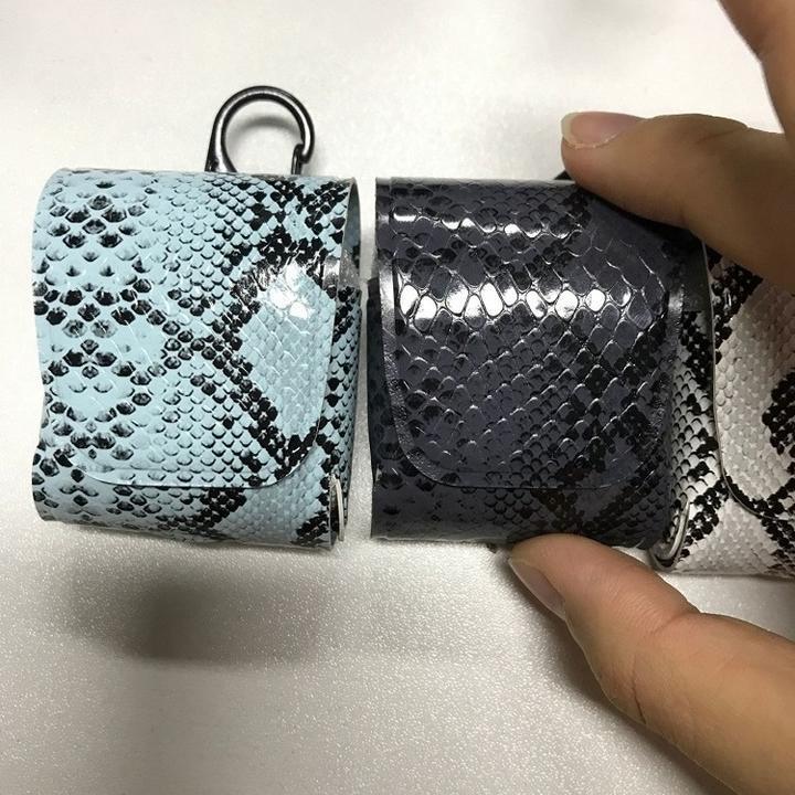 アップル AirPods、イヤホンケース PU ヘビ革風 エアーポッズ 収納カバー用 セットしたまま充電可能 カラビナ ローズ |  | 03