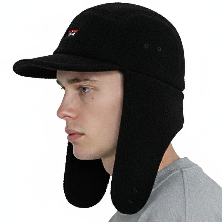 MARK&LONA完売品 黒 スパンコール付き 帽子　耳当て付き MARK&LONA（マークアンドロナ） つば付きニット帽 黒 2018年モデル