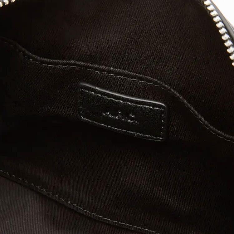 APC A.P.C. アーペーセー バッグ ショルダーバッグ ニノ カメラバッグ レディース メンズ ロゴ 斜めがけ 大人 ブランド 軽量 上品 小さめ プレゼント 黒の画像