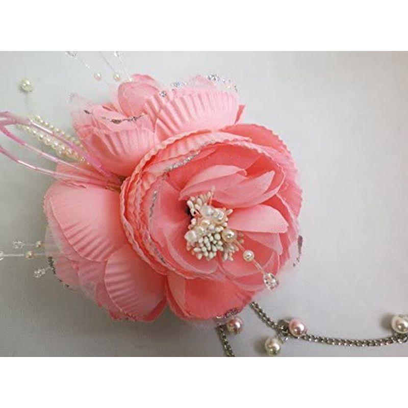 新品 未使用 お花のコサージュ ホワイト とっても可愛い ベージュ ビーズを使った繊細な作り 想像を超えての とっても可愛い
