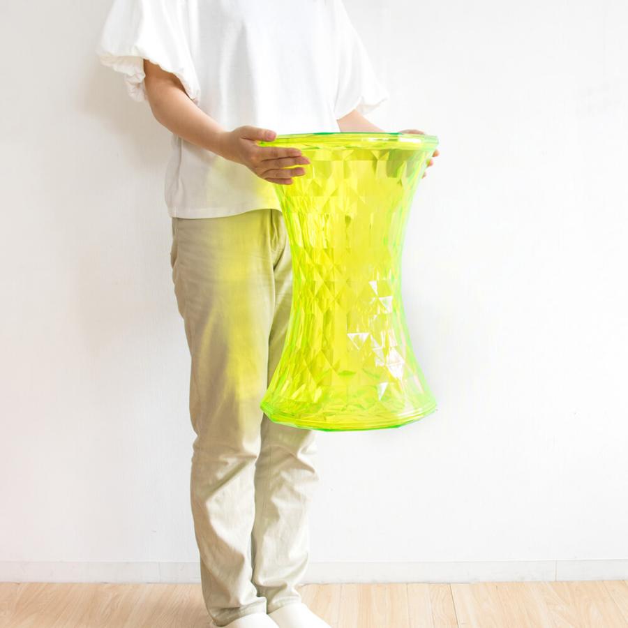 yページ紫色のプラスチックスツール yページ紫色のプラスチック