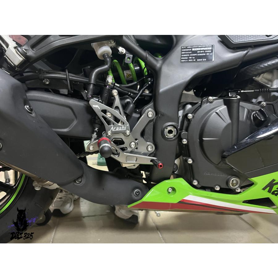 【互換品】 カワサキ ZX4RR 2023用 アルミニウム調整可能フットレストセット リアフットレスト 社外製の画像