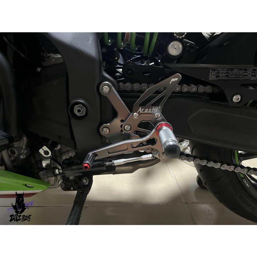 【互換品】 カワサキ ZX4RR 2023用 アルミニウム調整可能フットレストセット リアフットレスト 社外製の画像