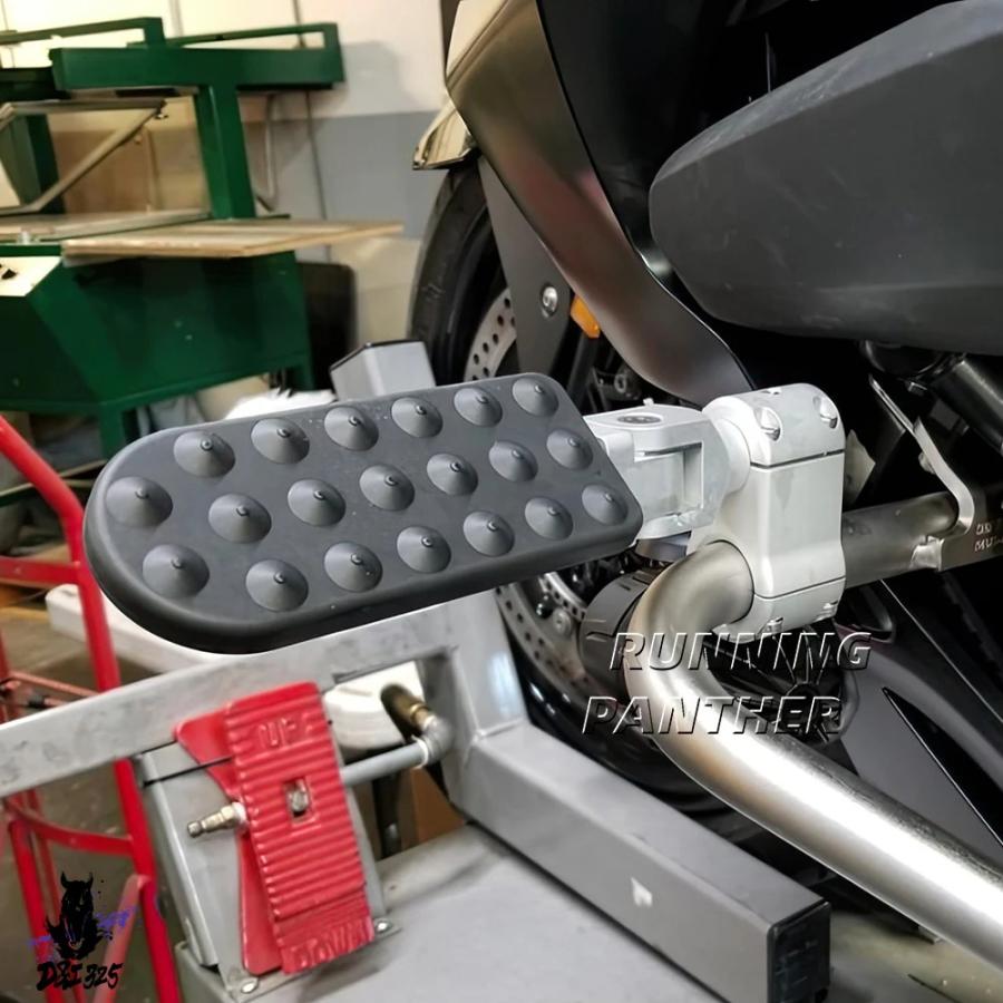 互換品  改良パーツスリップオン止めフットペダル オリジナルエンジンバンパー適合 BMW K1600GTL 2017-2025の画像