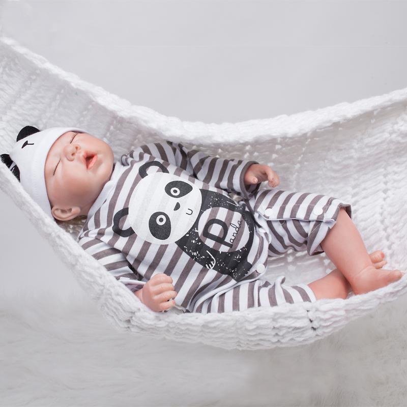 寒さいつまで? リボーンドール 赤ちゃん人形 ベビー抱き人形 衣装付き リアル 新生児 熟睡中 クローズアイ パンダ服