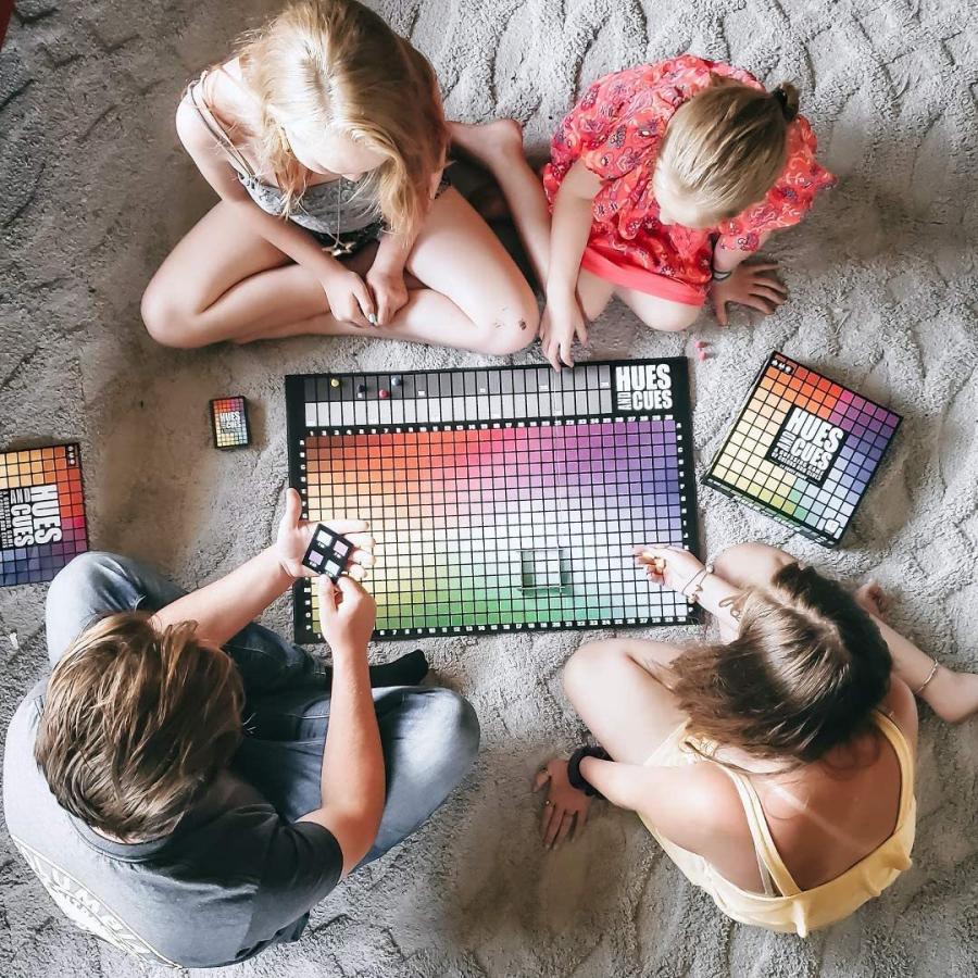 ボードゲーム 英語 アメリカ PA135-725-002000-04 HUES and CUES - Vibrant Color Guessing Board Game fの画像