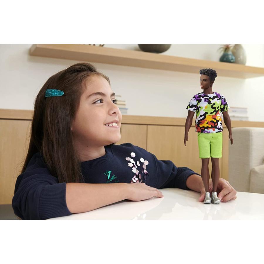 バービー バービー人形 HBV23 Barbie Fashionistas Ken Doll #123， Broad with Black Curly Hair Wearing M_1