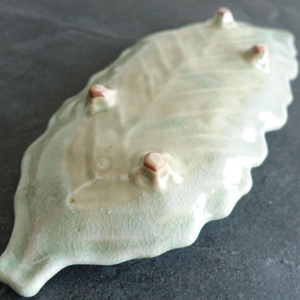足付き　木の葉長皿　陶芸　手作り　長皿 足付き 木の葉長皿 陶芸 手作り 長皿 脚付長角皿 – HIGASHIYA・茶