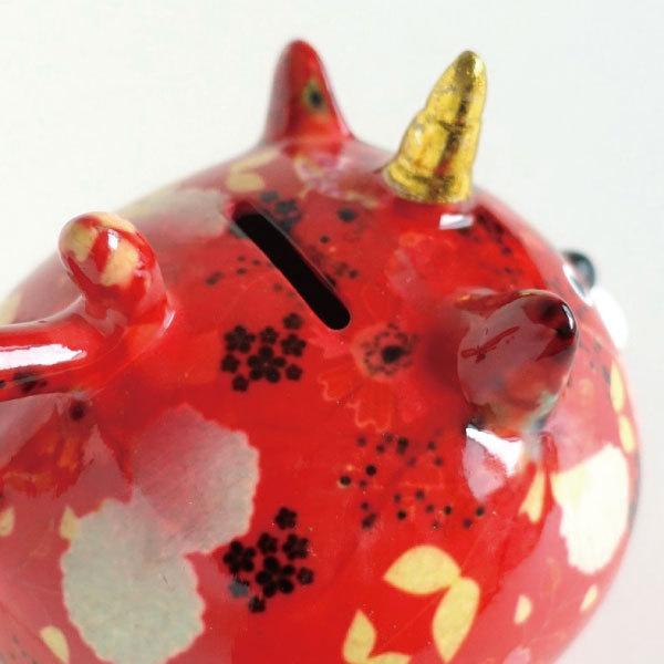 貯金箱 かわいい 猫 ネコ 陶器 おしゃれ 面白い マネーバンク 小銭 おもしろ コインバンク 赤 レッド 角 ツノ 置き物 カラフル 可愛い オブジェ 丸い Sts Moneybank Tunoneko マンモスビレッジ Yahoo 店 通販 Yahoo ショッピング