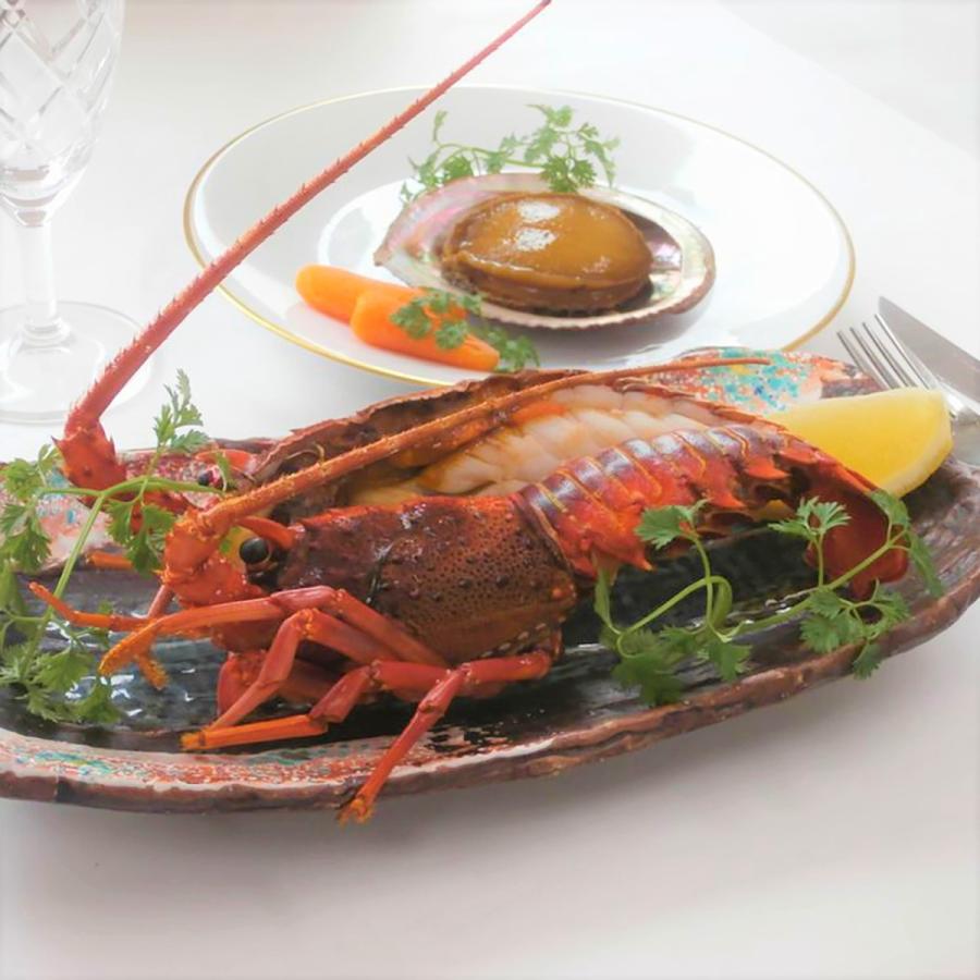 徳島にひっそりと佇む料亭吟月は 地元 徳島で獲れた新鮮な天然魚介類を中心に はも あわび 伊勢えびなど 四季折々の魚料理を提供 とくにはもに関しては 特殊冷凍技術により年間通して 高品質のはもを味わえるのが自慢です 祝い事には欠か
