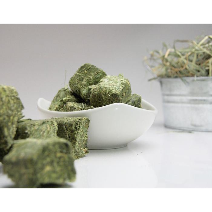 牧草市場　アルファルファキューブ牧草 300g（うさぎ・モルモットなどのおやつ牧草） |  | 01