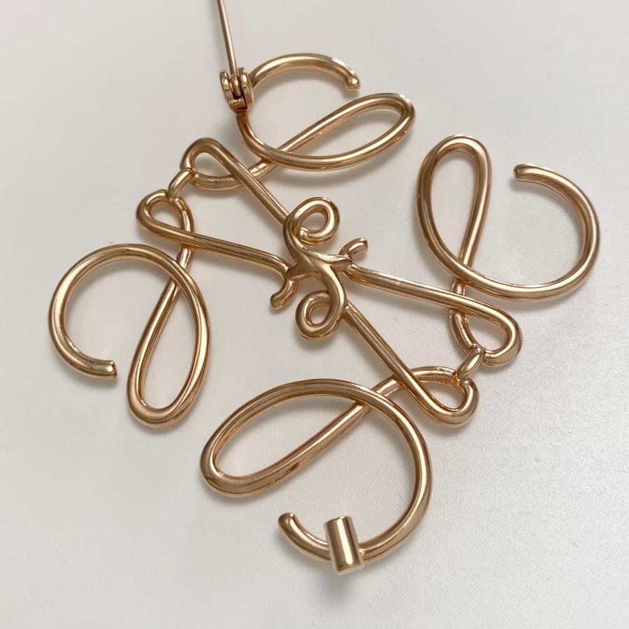 ロエベ ブローチ アナグラム ピンク ゴールド ロゴ 金 ローズ ピン