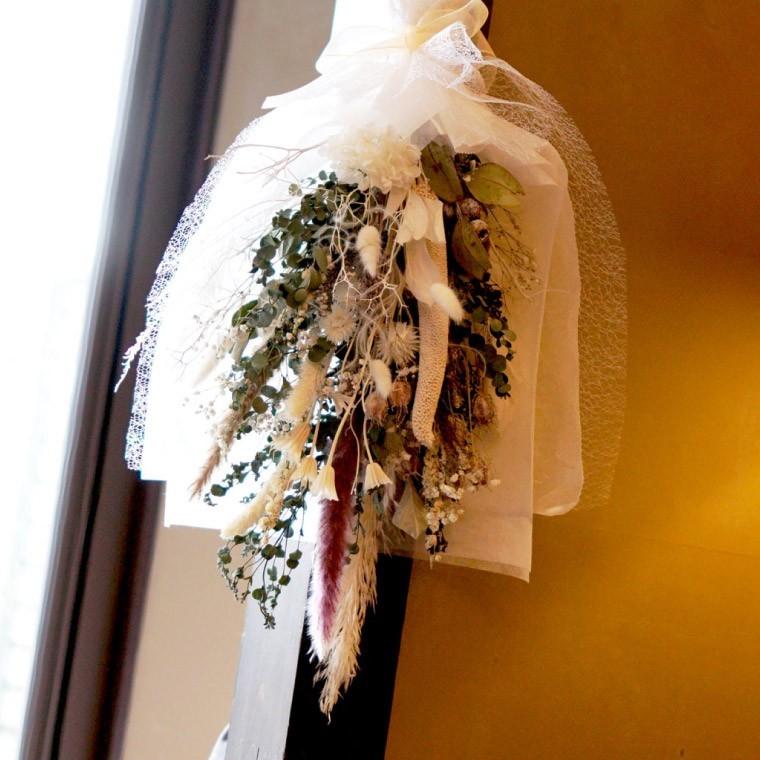 結婚祝い 花 ドライフラワー 花束 ホワイト スワッグ ｍ お花 プレゼント 結婚式 祝電 電報 おしゃれ ウェディング ブーケ 結婚記念日 誕生日 女性 Dry 09 横浜花まりかフラワーギフト専門店 通販 Yahoo ショッピング