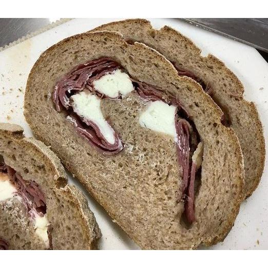 【無添加】全粒粉100%パンドカンパーニュ　パストラミビーフ&クリームチーズ(half) |  | 02