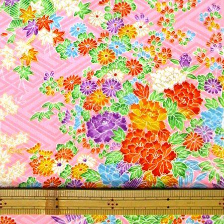 ちりめん並幅 ピンクの紗綾形地文様(大)に、梅、紅葉、牡丹、菊、竹