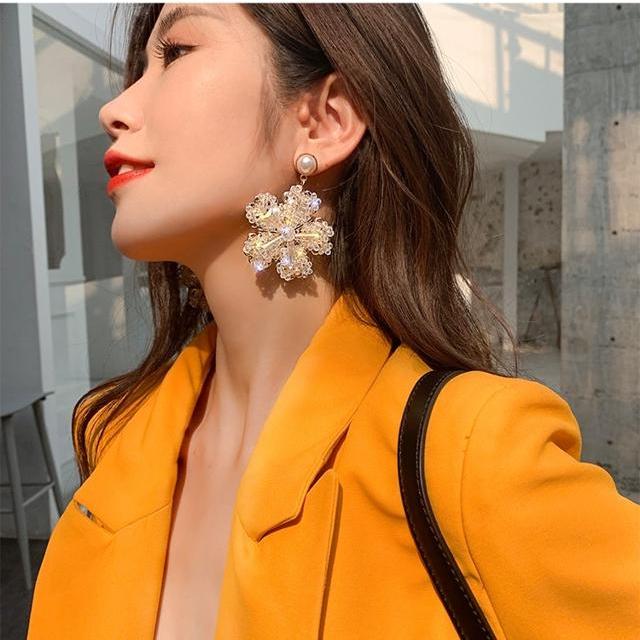 ピアス レディース 揺れる ゴールド 花 フラワー モチーフ 大振り 大きめ 可愛い パール 真珠 クリスタル おしゃれ 個性的 結婚式 アクセサリー ジュエリー Db0843 Marmelo Sunnyday 通販 Yahoo ショッピング