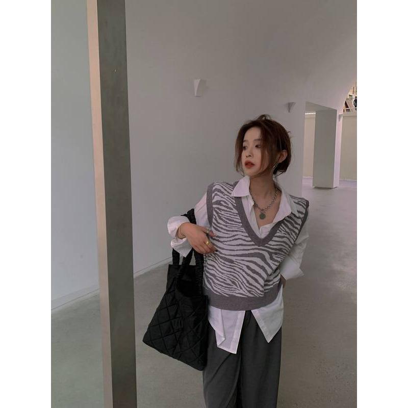 3色 ニットベスト レディース トップス ベスト Vネック ゼブラ柄 アニマル柄 ショート丈 おしゃれ かっこいい きれいめ ノースリーブ 重ね着 大人カジュアル Ol Db1193 Marmelo Sunnyday 通販 Yahoo ショッピング