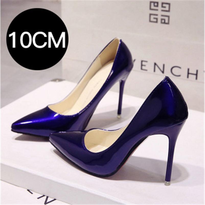 【MANOLO BLAHNIK】ポインテッドトゥ　エナメルピンヒールパンプス セール】エナメルポインテッドトゥピンヒールパンプス（パンプス