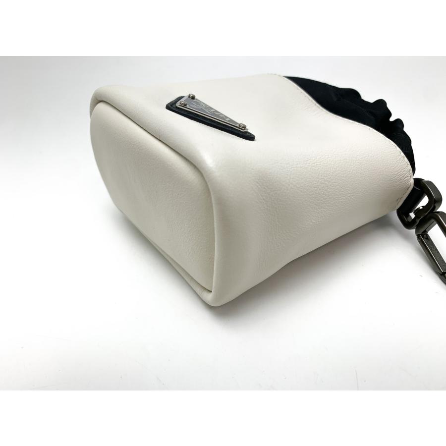 ティッツ　極美品　プラダ　巾着ポーチ　PRADA PRADA プラダ 巾着 ポーチ トライアングルロゴ テスート