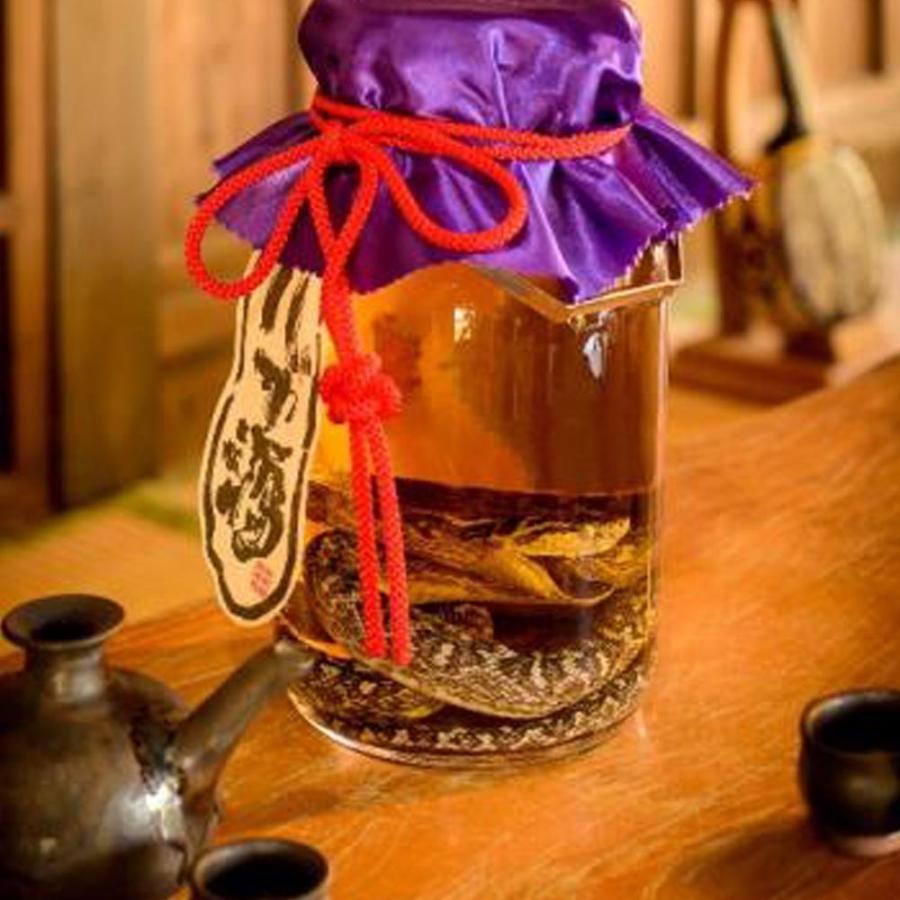 南都酒造所 ハブ入り ハブ酒 35度 1.8L 泡盛ベース+ハブ(蛇)+ 南都酒造所 ハブ入り ハブ酒 35度 1.8L 泡盛ベース+ハブ(蛇)+