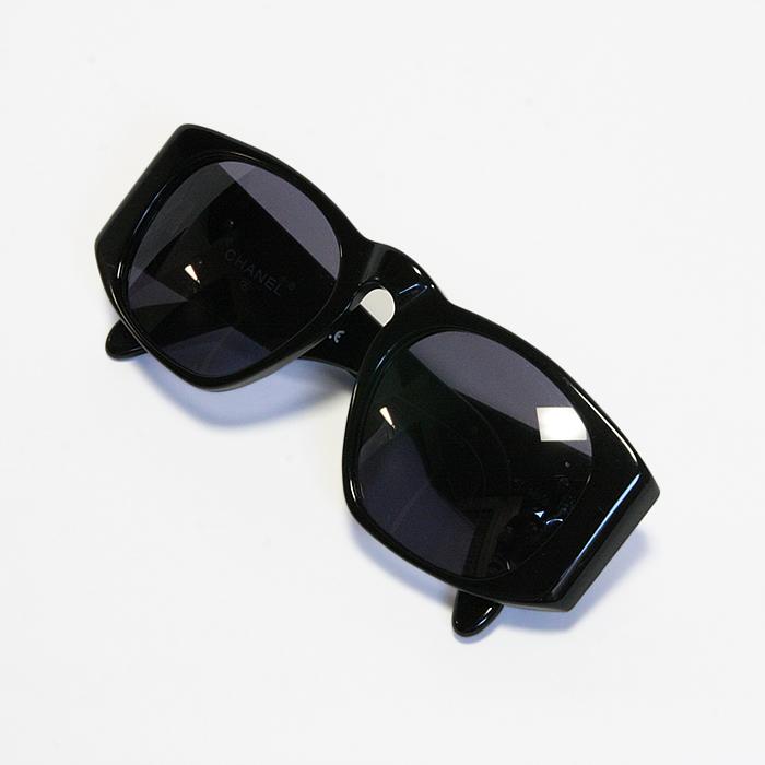 CHANEL シャネル サングラス ブラック系 01451 94305 テンプルに CHANEL シャネル サングラス ブラック系 01451 94305 テンプルに