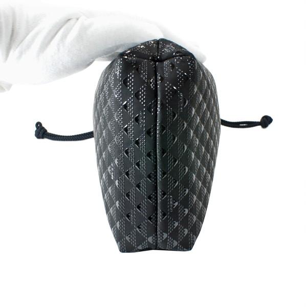 印伝 甲州印伝 印傳屋 上原勇七 合切袋 巾着 たかね 2811 富士山 黒地×白漆 鹿革 本革 レザー 和柄 ブランド 冬物 冬ギフト クリスマス 贈り物 YM02 印傳屋（INDEN-YA） 印伝 甲州印伝 上原勇七 合切袋 巾着 たかね 2811