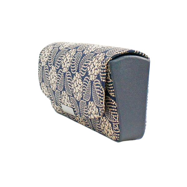 印伝 甲州印伝 印傳屋 上原勇七 メガネケース メガネ入れ 4206 あじさい 紫陽花 紺地×白漆 鹿革 本革 レザー 花柄 ブランド 冬物 冬ギフト クリスマス 贈り物 YM01 印傳屋（INDEN-YA） 印伝 甲州印伝 上原勇七 メガネケース メガネ入れ