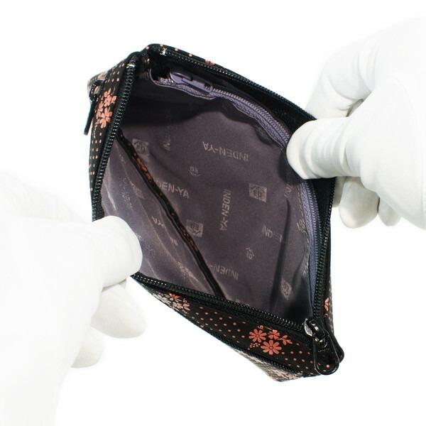 印伝 甲州印伝 印傳屋 上原勇七 ポーチ 通帳入れ 4407 コスモス 秋桜 黒地×ピンク漆 鹿革 本革 レザー 薄い スリム 花柄 ブランド 冬物 冬ギフト クリスマス 贈り物 YM01 印傳屋（INDEN-YA） 印伝 甲州印伝 上原勇七 ポーチ 通帳入れ 薄型