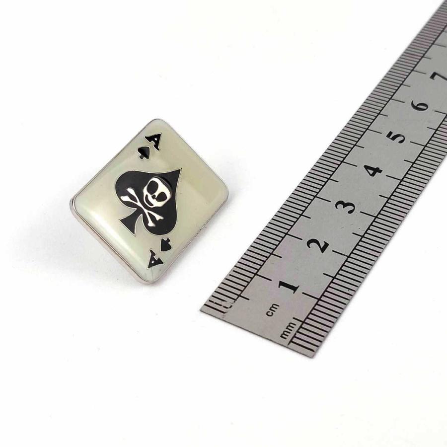 特徴的な金色のスペードのエースのラベルからスペードのエースとして知