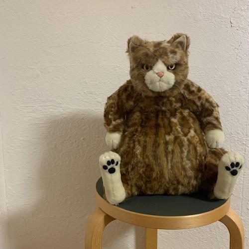 カドリー　ねこ　ムッシュ　ぬいぐるみ ムッシュ Muche 猫のぬいぐるみ デブ猫 – Cuddly公式オンライン