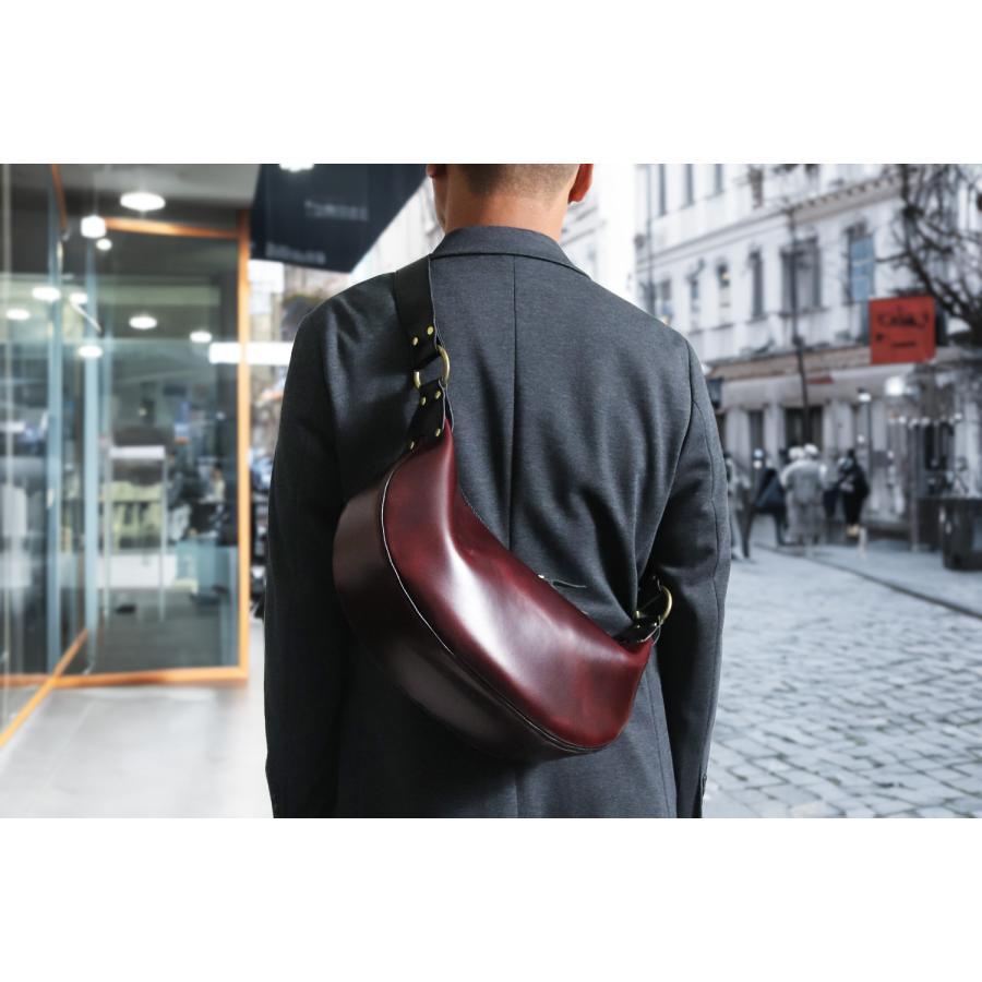 INCEPTION インセプション Chromexcel Leather BANANA BAG 経年変化 を楽しめる 茶芯 ショルダーバッグ ボディバッグの画像
