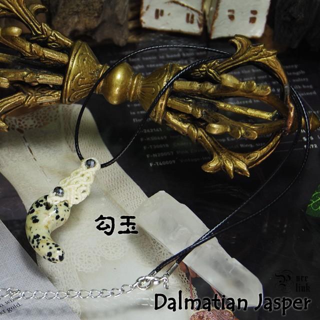 クロブチ模様の可愛い魔石『ダルメシアンジャスパー』勾玉マクラメ編み 